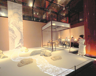 觀眾在“茶道尚和”展廳參觀。 　　杜建坡攝