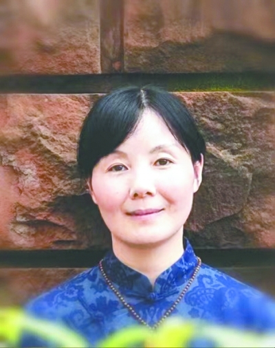 王蕓，中國作協會員，一級作家。生于湖北，現為南昌市文學藝術院專業作家。出版有長篇小說《對花》《江風烈》，小說集《與孔雀說話》《薇薇安曾來過》《羽毛》，散文集《紙上萬物浮現如初》《此生》《穿越歷史的楚風》《接近風的深情表達》等。其作品曾獲得屈原文藝獎“優秀人才獎”、湖北文學獎、冰心散文獎、林語堂小說獎等榮譽。