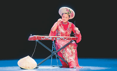 趙霞正在演奏獨弦琴。