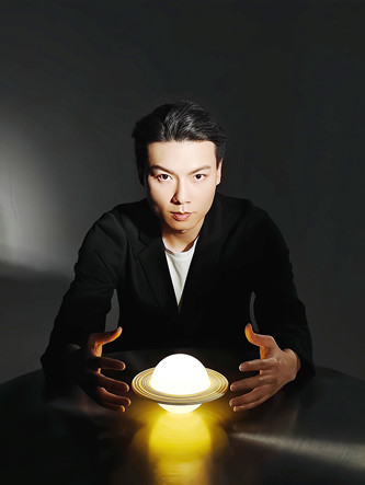 陳楸帆：作家，編劇，翻譯。中國作協科幻文學委員會副主任，代表作有《荒潮》《人生算法 》等