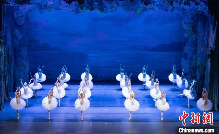 圖為演出現場?！⊥踉谟?攝