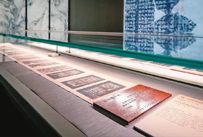 宋拓東漢《西岳華山廟碑》“華陰本”，故宮博物院藏。