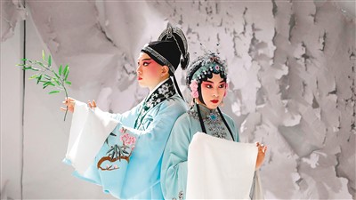 　劉小川（右）與搭檔表演昆曲《牡丹亭》。 　　受訪者供圖