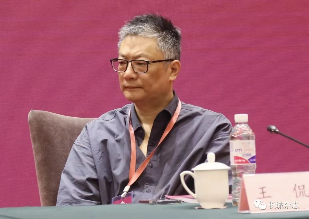 王侃，浙江東陽人，文學博士，杭州師范大學人文學院教授。主要研究領域為中國現當代文學史、中國當代文學批評、中國電影等。在各類學術期刊發表學術論文百余篇，出版有《詩與思的維度》《敘事門與修辭術》《時見疏星渡河漢》等著作十余部。曾獲第三屆唐弢青年文學研究獎、第五屆中國當代文學優秀批評家獎。