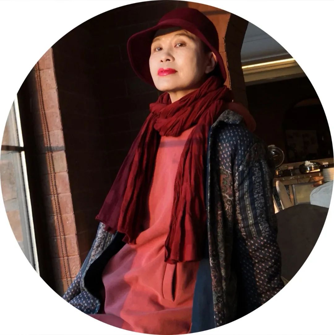 海  男，作家，詩人，畫家。畢業于魯迅文學院·北京師范大學文藝理論研究生班。著有跨文本寫作集、長篇小說集、散文集、詩歌集九十多部。有多部作品已被翻譯成冊，遠渡海外。曾獲劉麗安詩歌獎、中國新時期十大女詩人殊榮獎、中國女性文學獎、第六屆魯迅文學獎（詩歌獎）等?，F居云南昆明。