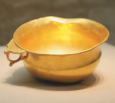 青海都蘭熱水墓群2018血渭一號墓出土的唐代鋬指金杯。 　　杜建坡攝