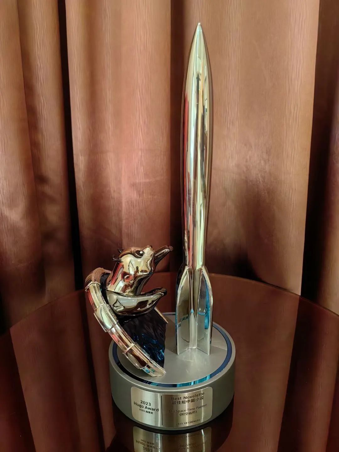 海漄所獲的雨果獎獎杯。海漄供圖
