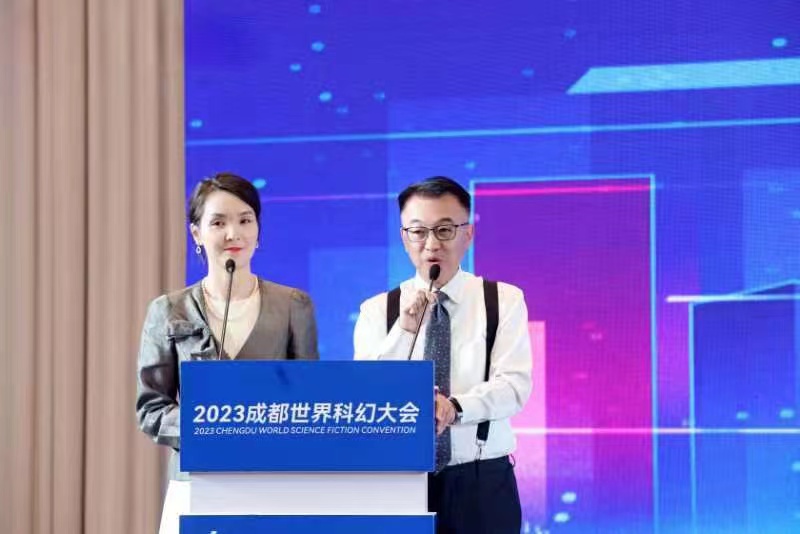 主持人陳柳岐（左）、田松松（右）