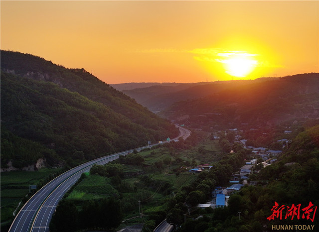 夕陽下的榆藍高速。