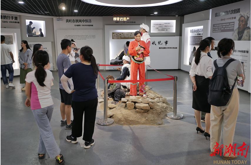 清澗縣石嘴驛鎮王家堡村路遙紀念館內，游客在參觀。