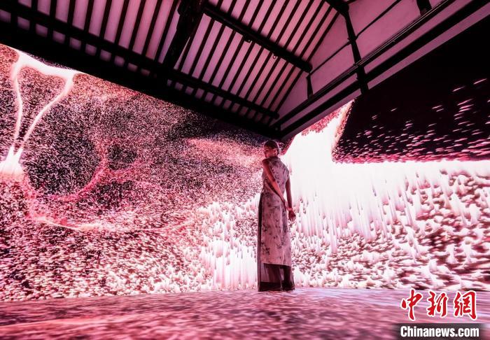 創作者以前沿科技表達，發掘古代藝術精髓的思維深度與精神內涵。(瑞安新天地供圖)