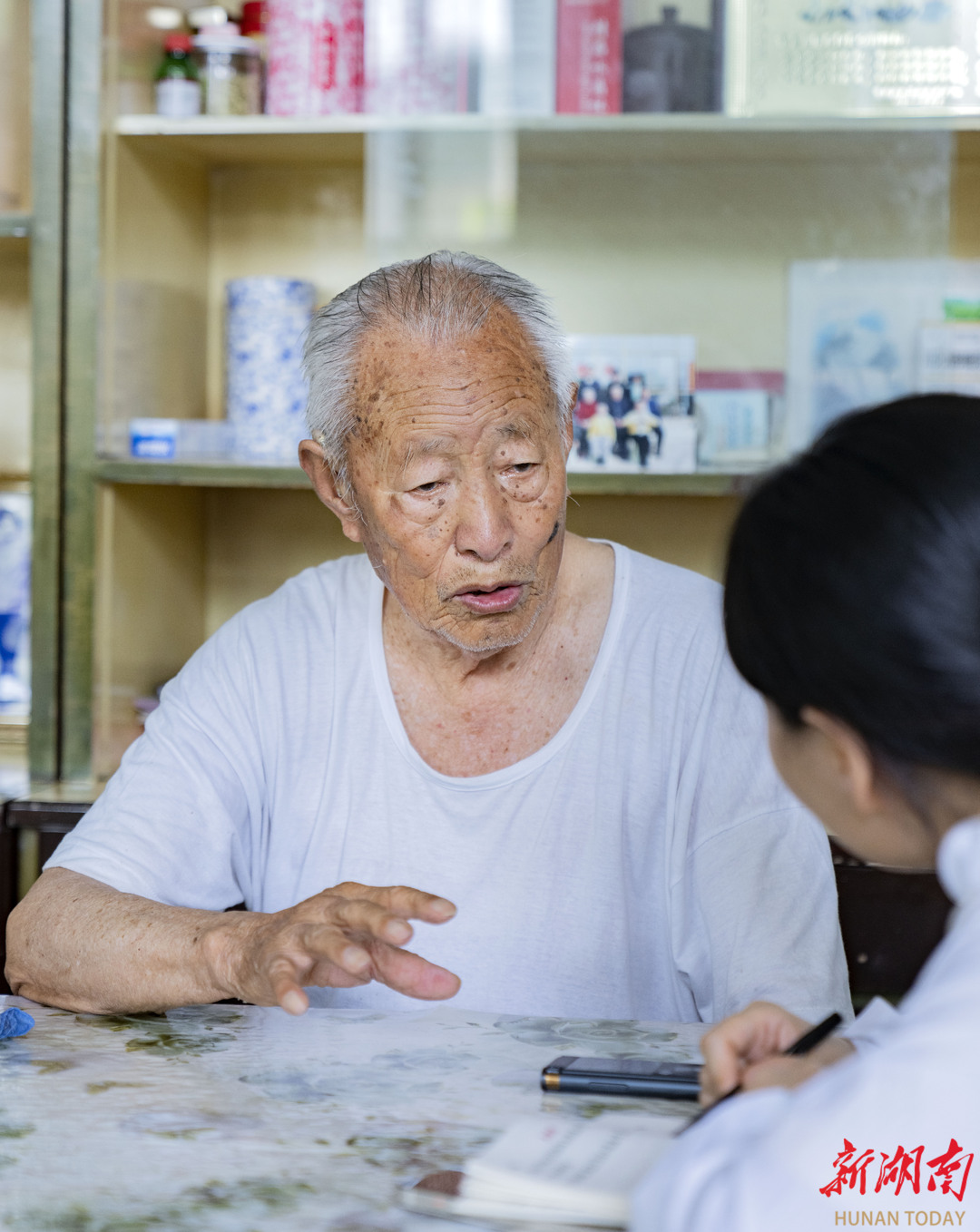 7月27日，電影《我們村里的年輕人》高占武原型人物——武士雄老人接受湖南日報記者采訪。