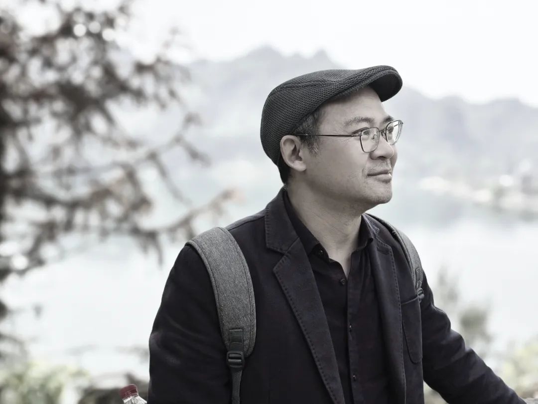 唐力，1970年生，重慶大足人。著有詩集《大地之弦》《向后飛翔》《虛幻的王國》《大地之馬》等。