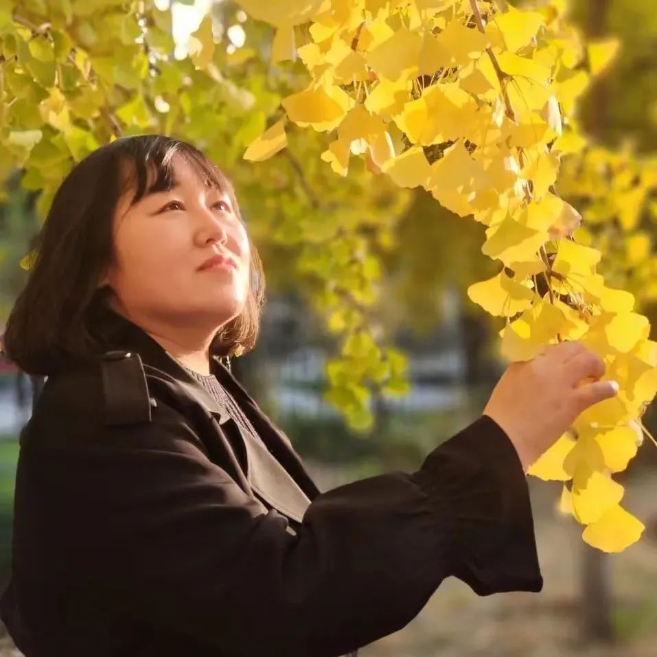 劉云芳， 中國作家協會會員，河北文學院簽約作家。作品主要發表于《北京文學》《天涯》《青年文學》《散文》《散文選刊》等報刊。曾兩次獲得香港青年文學獎，并獲得孫犁散文獎雙年獎、孫犁文學獎、河北文藝貢獻獎。已出版散文集《木頭的信仰》《給樹把脈的人》《陪你變成魚》，童話《奔跑的樹枝馬》《老樹洞婆婆的故事》。