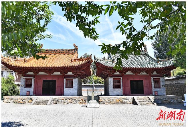 左為二郎廟，右為關帝廟。