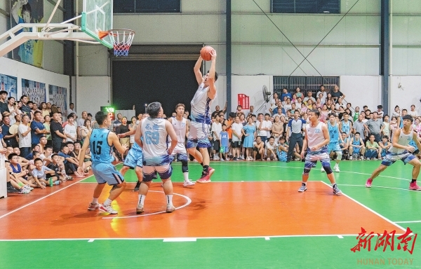 8月16日晚，汨羅市三江鎮體育館，火熱的“村BA”球賽吸引眾多八景村民前來助威