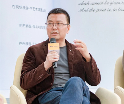 李宏偉，四川江油人，現居北京。著有詩集《你是我所有的女性稱謂》，長篇小說《國王與抒情詩》《灰衣簡史》《引路人》，小說集《假時間聚會》《暗經驗》《雨果的迷宮》等。曾獲郁達夫小說獎、吳承恩長篇小說獎、十月文學獎等獎項，作品入選收獲文學榜、揚子江評論文學榜等榜單。