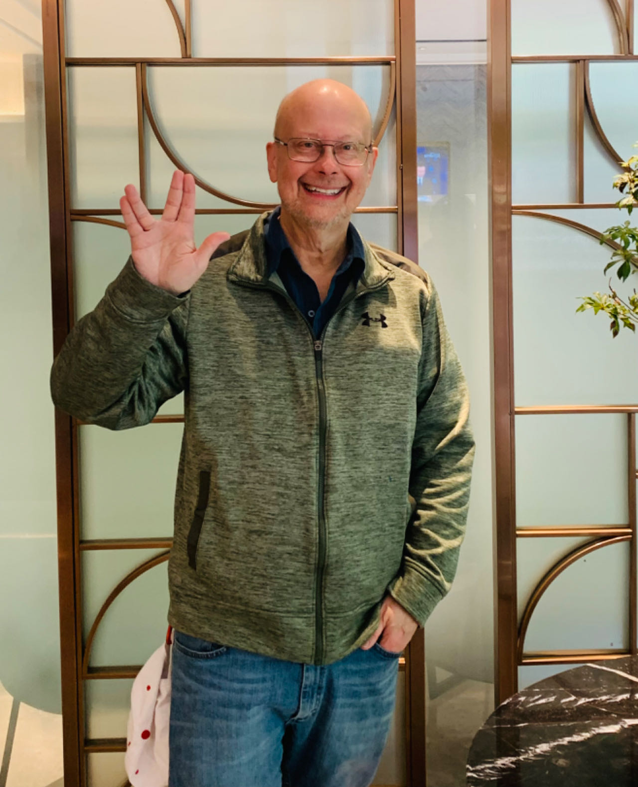 采訪后，羅伯特·索耶擺出了《星際迷航》中瓦肯人的見面禮手勢。程千千 攝