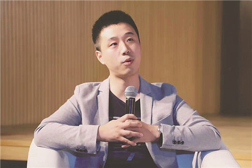 海漄：1990年出生于湖南湘潭，科幻作家，深圳市作家協會會員。有科幻中短篇小說發表于《科幻世界》《銀河邊緣》《中華文學選刊》等雜志。曾提名銀河獎最佳短篇獎。