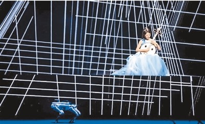 　“未來音樂會”上，作品《方圓》由演奏家演奏中阮，結合機器狗運動，融合AI和計算機音樂等技術。 　　本報記者 林子涵攝