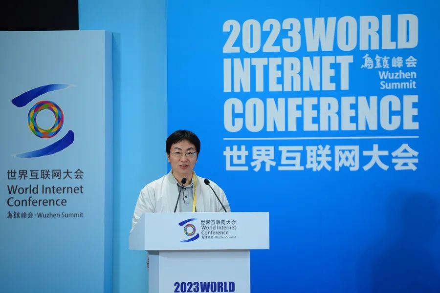 圖為網絡作家代表愛潛水的烏賊作主旨演講。（新華網 陳競超 攝）