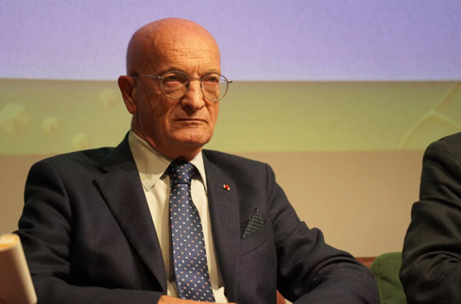 喬瓦尼·多托利，法意雙語詩人，芝加哥大學、巴黎高等師范學院、卡利亞里大學及阿圖瓦大學（阿拉斯校區）客座教授；意大利國際作協成員，法國國際作協管理委員會成員，創辦并主編多種叢書和雜志。出版三卷本法語詩集《我，生活》和兩卷本意大利語詩集《巔峰玫瑰》，作品被譯成多種語言，曾獲“莫利納洛獎”“歐洲桑戈爾獎”“丹特獎”等，獲法國學術界棕櫚葉司令勛章、法國榮譽軍團軍官勛章、法蘭西文學院大獎等榮譽。