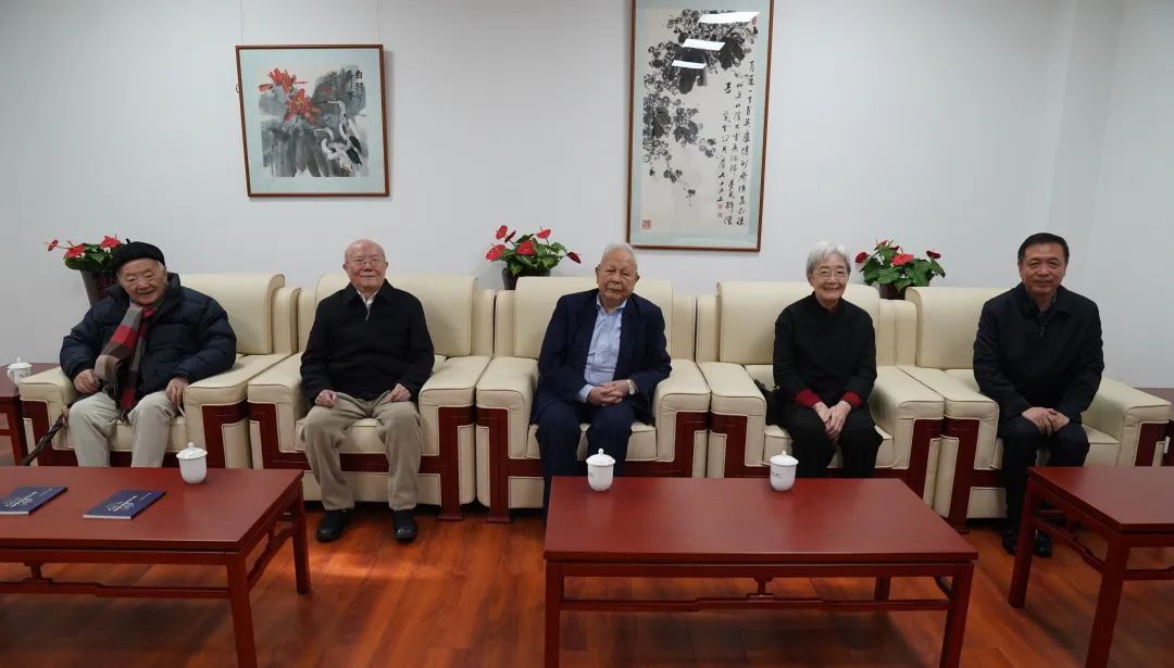 左起：錢理群、嚴家炎、謝冕、盧曉蓉、張宏森