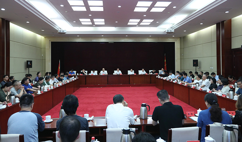 7月25日，第十一屆茅盾文學獎評獎委員會第一次全體會在京舉行