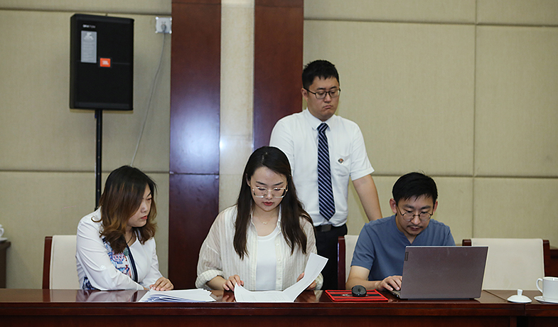 8月11日，聯絡員在監察組、公證員監督下統計選票