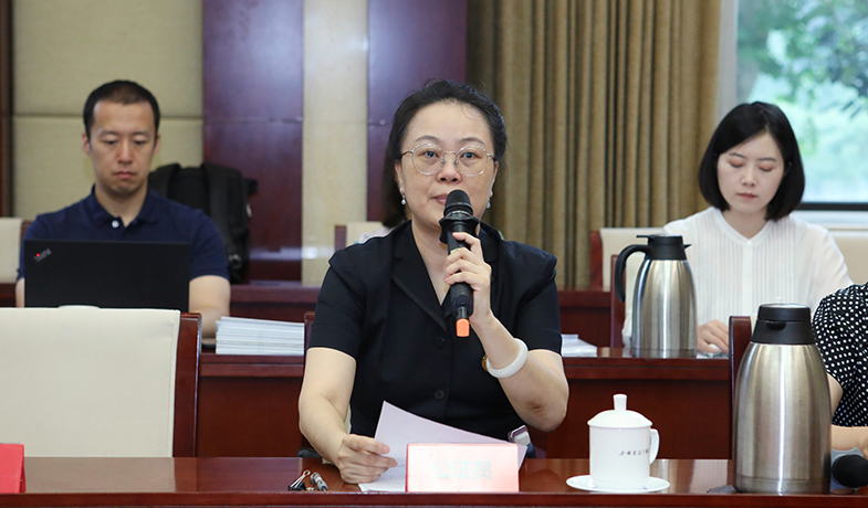 8月11日，公證處公證員宣讀公證書