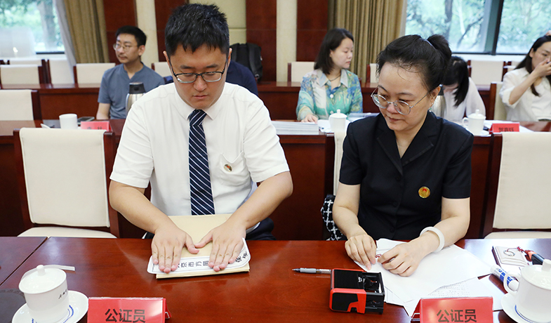 8月11日，公證處公證員封存選票