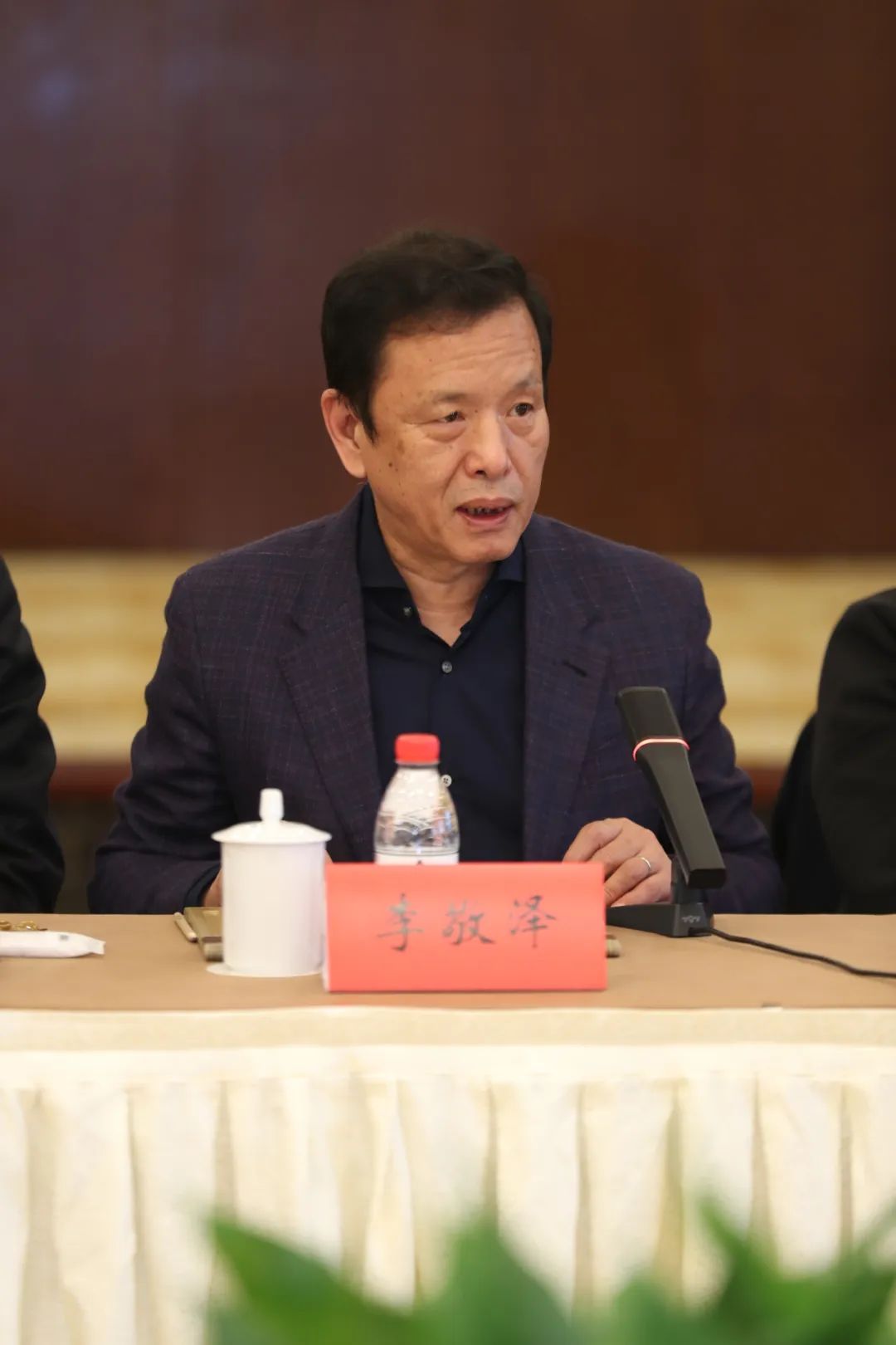 中國作協黨組成員、副主席、書記處書記李敬澤主持會議