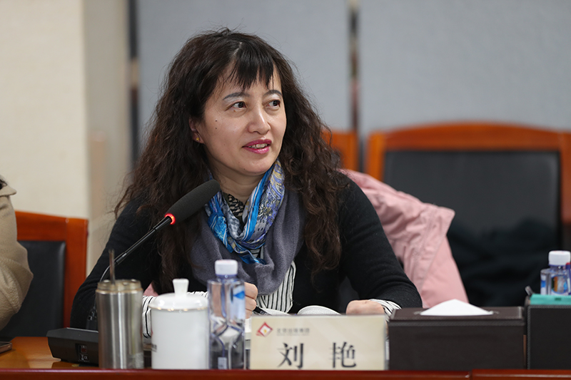 劉艷在會上發言