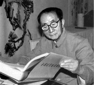 學人小傳  呂驥（1909—2002），湖南湘潭人，音樂理論家、作曲家、社會活動家。曾三次考入上海國立音樂?？茖W校，均因生活或政治原因輟學。1931年加入左翼劇聯，其后組織業余合唱團，推動救亡歌詠運動，發起成立歌曲研究會，培養了一批青年作曲家。1937年在北平、綏遠等地開展抗日救亡歌詠活動，10月赴延安，任魯藝音樂系主任。1949年后任中央音樂學院黨委書記、副院長，中國音樂家協會第一、二、三屆主席（1949—1985）。1985年當選為國際音樂理事會名譽會員。除音樂創作外，還進行民族音樂的整理與理論研究，主要論著有《中國新音樂的展望》《中國民間音樂研究提綱》《〈樂記〉理論新探》《呂驥文選》等，編有《新音樂運動論文集》。作者供圖