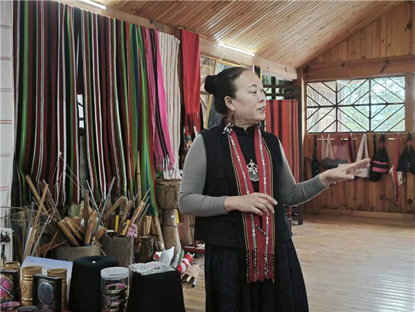 佤族織錦非遺傳承人李憲蘭講解佤族織錦的歷史與傳承。2021年，西盟佤族織錦技藝被列為第五批國家級非物質文化遺產代表性項目名錄。在西盟印象佤族織錦非遺工坊內，佤族織錦非遺傳承人李憲蘭的佤錦產品琳瑯滿目，“佤族織錦織進的是佤族人民的性格和故事。這幾年，通過不斷嘗試，我們生產的佤族織錦在保留古老的佤族織錦技藝的同時，融入了更多顏色、技藝及創新理念，推出一批更符合現代審美需求的產品，從而達到提高佤族織錦的使用價值和傳播維度的效果，讓佤族織錦更被當下消費者所喜愛?！崩顟椞m說。