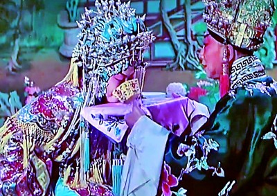 京劇《貴妃醉酒》中楊貴妃（梅蘭芳飾）用嘴銜酒杯。