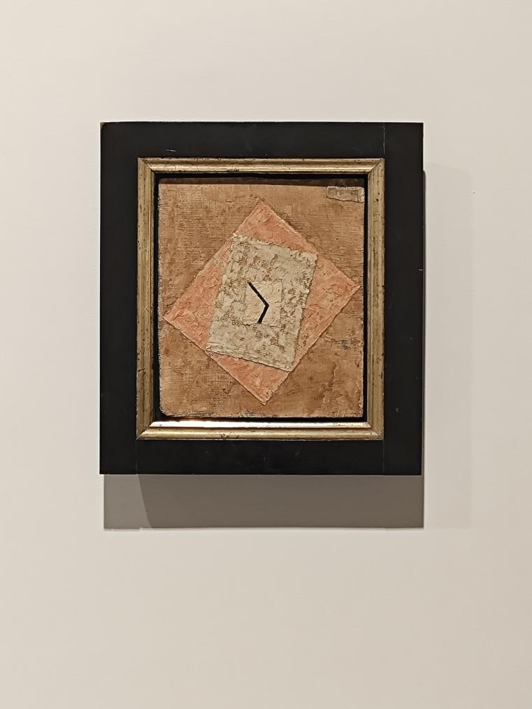 克利作品《時間》描繪了一只沒有標識數字、表盤不翼而飛、只剩指針的鐘表。一長一短兩枚指針，孤零零地“懸浮”于三塊中心重合又交錯放置的方形紗布上。層疊的構圖與材質文物般陳舊的質感令人不禁對“鐘表”是否早已失靈心生疑問。而指針指向的時間同樣令人生疑，它已“停在”某一刻，或將不受控制地指向何方？一切懸而未決?！稌r間》當然訴說著克利生活的動蕩和對未知的擔憂，但絕不僅僅止步于此，它試圖喚醒的是更為久遠的歷史記憶，探討著存在與時間的本質。