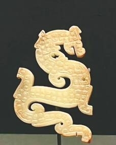 戰國龍形玉飾。 海南日報記者 王赫 攝