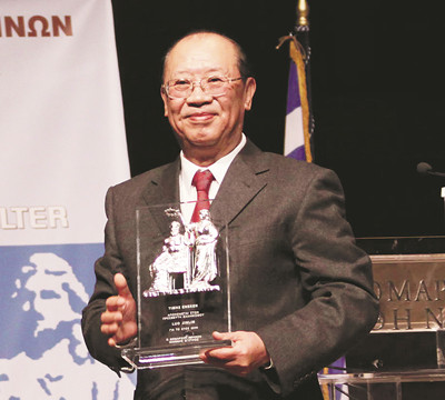 羅錦鱗，當代著名戲劇導演藝術家、理論家、戲劇教育家。自20世紀60年代起，他先后導演《榆樹下的欲望》《愛情的傳說》《霓虹燈下的哨兵》等百余部舞臺劇、電視劇和廣播劇。自1986年起，導演了《俄狄浦斯王》《安提戈涅》等十余部古希臘戲劇，多次赴國外訪問演出，享有較高國際聲譽。2009年獲希臘雅典州政府授予“希臘文化大使”稱號，2024年獲第九屆“會林文化獎”。