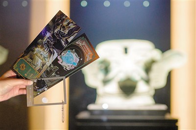 網友手持聯名款紀念門票及聯名款透卡與三星堆文物合影