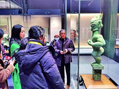 豎披發青銅人像引人矚目。本報記者 任鵬攝/光明圖片