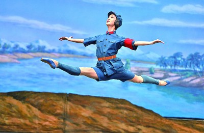 3月2日，演員在表演芭蕾舞劇《紅色娘子軍》。新華社記者 郭程攝