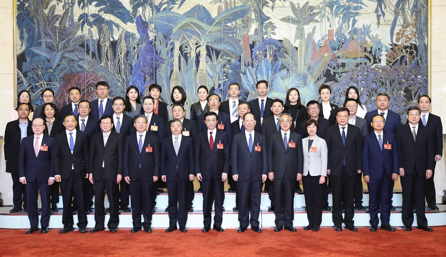 3月10日上午，中共中央政治局常委、全國政協主席王滬寧在北京人民大會堂看望參加全國政協十四屆二次會議宣傳報道的新聞工作者代表，代表全國政協向大家表示誠摯慰問和衷心感謝。新華社記者 黃敬文 攝