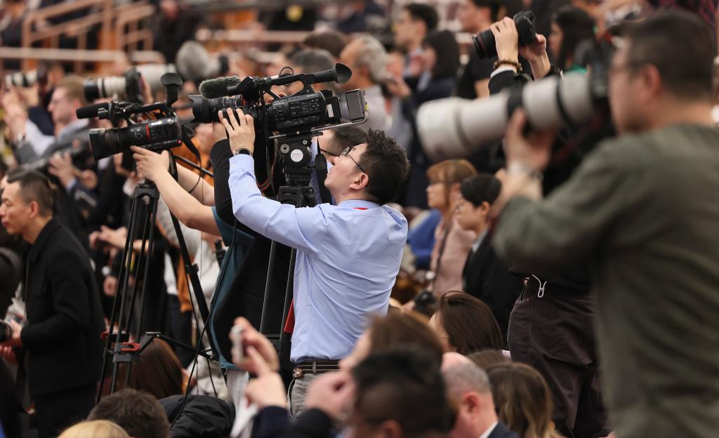 3月11日，第十四屆全國人民代表大會第二次會議在北京人民大會堂舉行閉幕會。這是記者在閉幕會上采訪。新華社記者 劉續 攝