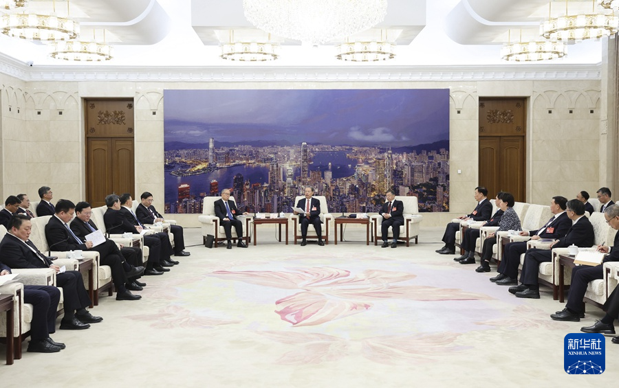 3月11日下午，中共中央政治局常委、全國人大常委會委員長趙樂際在北京人民大會堂看望參加十四屆全國人大二次會議新聞報道的中央主要新聞單位負責同志和新聞工作者，代表大會主席團和全國人大常委會，向參加大會新聞報道的全體新聞工作者表示問候和感謝。新華社記者 姚大偉 攝