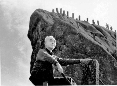 王朝聞，1909年出生，2004年去世，四川合江人。美學家、藝術理論家、雕塑家、藝術教育家。1932年考入杭州藝專；1940年赴延安，在魯迅藝術文學院進行雕塑創作與教學；新中國成立后，曾任中央美術學院教授兼副教務長，中國美術家協會副主席，中華全國美學學會會長，《美術》雜志主編，文化部文學藝術研究院（今中國藝術研究院）副院長。著有《新藝術創作論》《一以當十》《論鳳姐》《審美談》《審美心態》《雕塑雕塑》等。