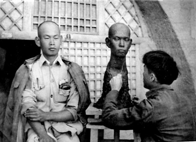 一九四一年，王朝聞在延安創作人像雕塑。圖片由中國藝術研究院研究員鄧福星提供