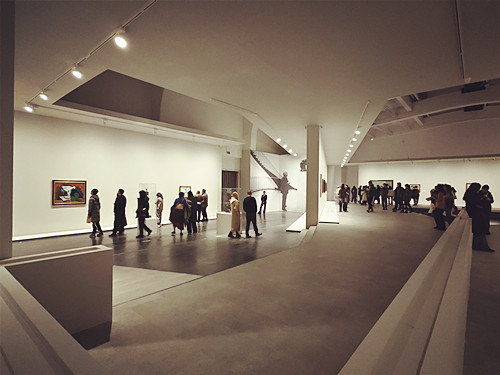 展覽現場。人們饒有興致地駐足觀看