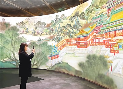　“圓明園——清代皇家園居文化”特展以多媒體技術重現圓明園昔日風光。圖為觀展市民拍照留念。 　　本報記者 陳 然攝