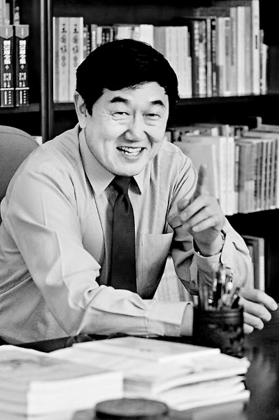 陳洪 南開大學講席教授，國家級教學名師，南開大學原常務副校長；任《文學遺產》《天津社會科學》等學術期刊編委，《文學與文化》主編，曾獲國家級教學成果一等獎；研究領域涉及中華傳統文化、中國古典文學、中國文學批評史、中國古代小說理論、明清小說、文學與宗教等諸多方面，著有《結緣：文學與宗教》《中國小說理論史》《金圣嘆傳》《六大名著導讀》《漫說水滸》等。